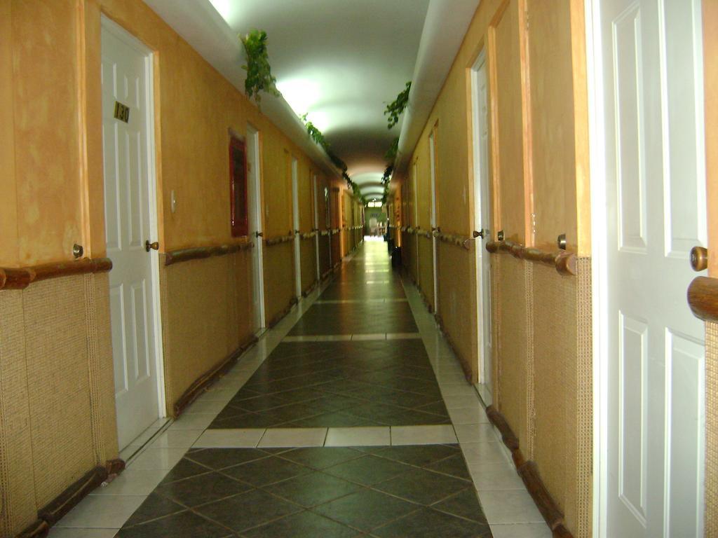 Hotel Mansion Del Rio Rio Dulce Town Esterno foto