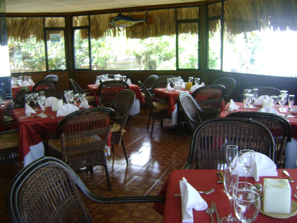 Hotel Mansion Del Rio Rio Dulce Town Esterno foto