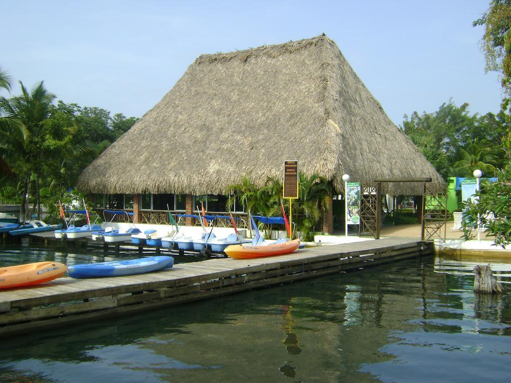 Hotel Mansion Del Rio Rio Dulce Town Esterno foto