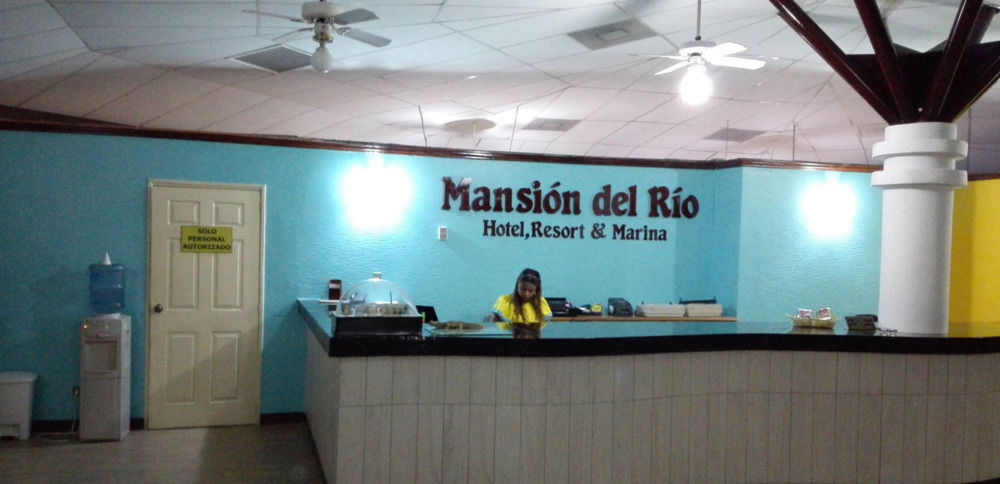 Hotel Mansion Del Rio Rio Dulce Town Esterno foto