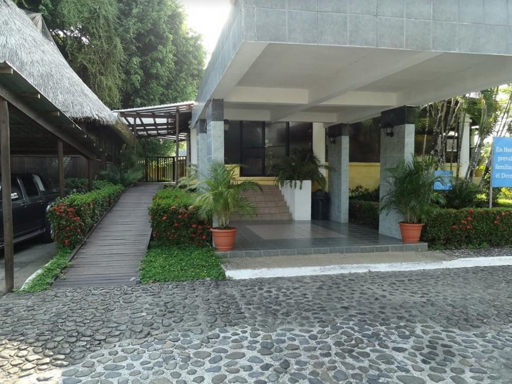 Hotel Mansion Del Rio Rio Dulce Town Esterno foto